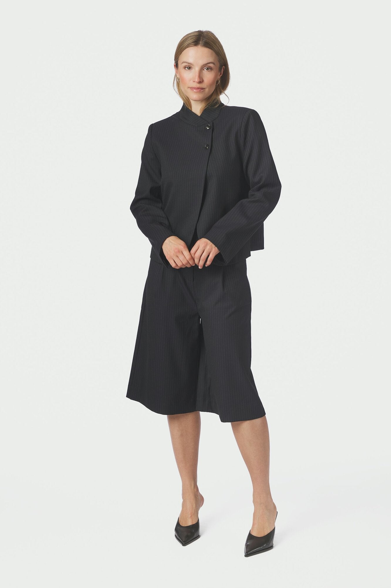 Rima Slim Pinstripe shorts - Dark Navy